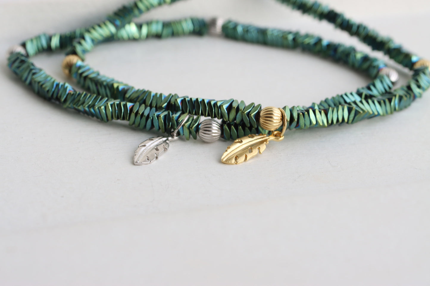 (8529) Armband Hematiet met Veer en vier Kogels